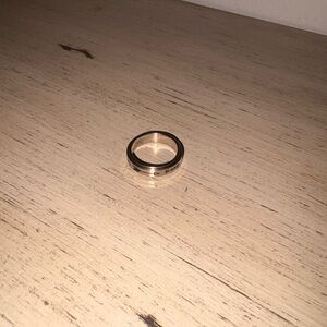 Silver arrow spinning ring